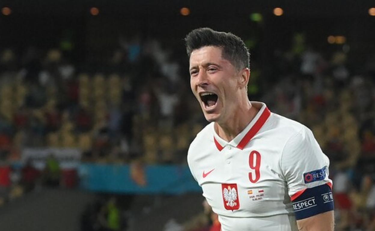 Robert Lewandowski, capitán y estrella de la selección polaca de fútbol. 