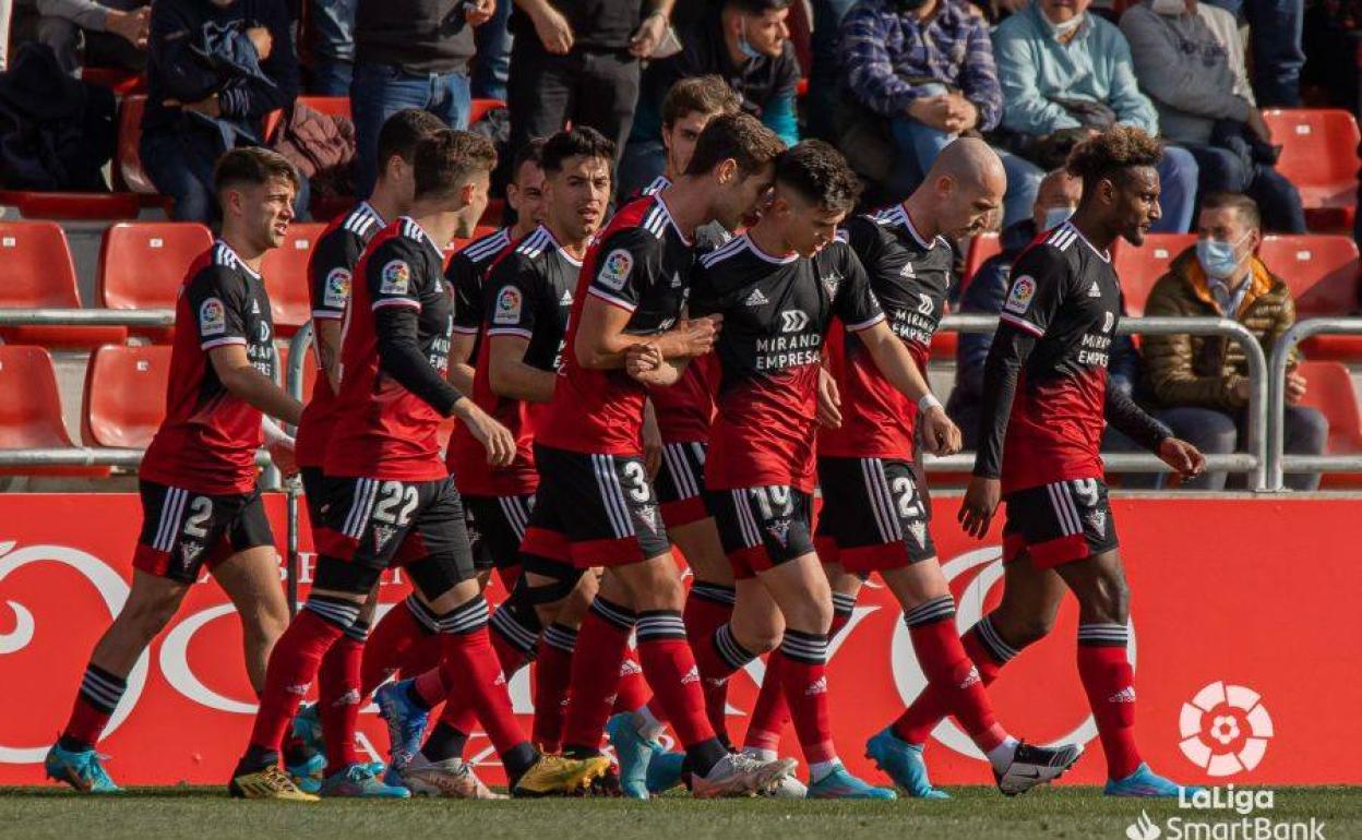 El Mirandés tras marcar gol en Anduva este sábado.