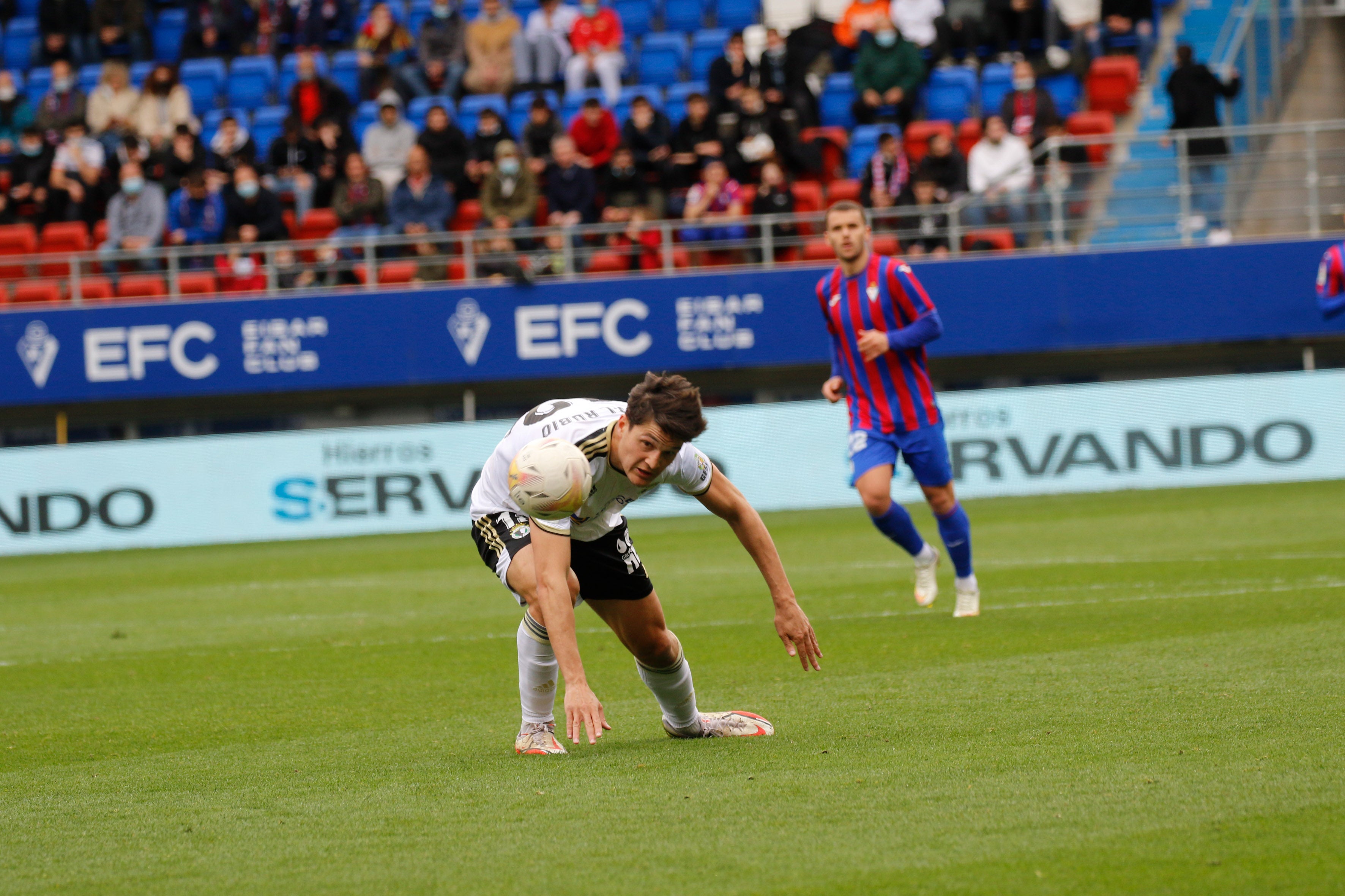 Los jugadores del Burgos saludan a la afición desplazada a Ipurua.