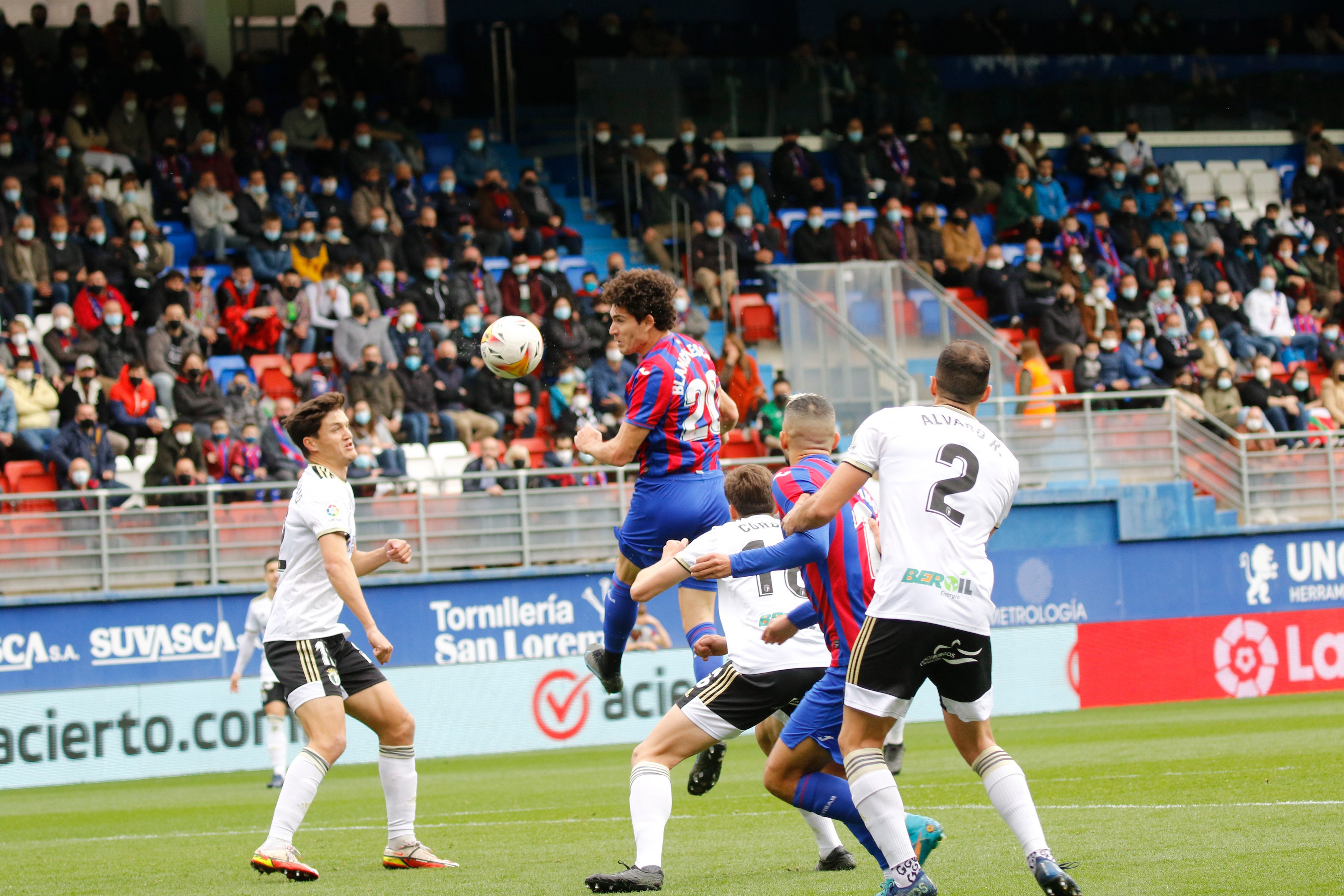 Los jugadores del Burgos saludan a la afición desplazada a Ipurua.