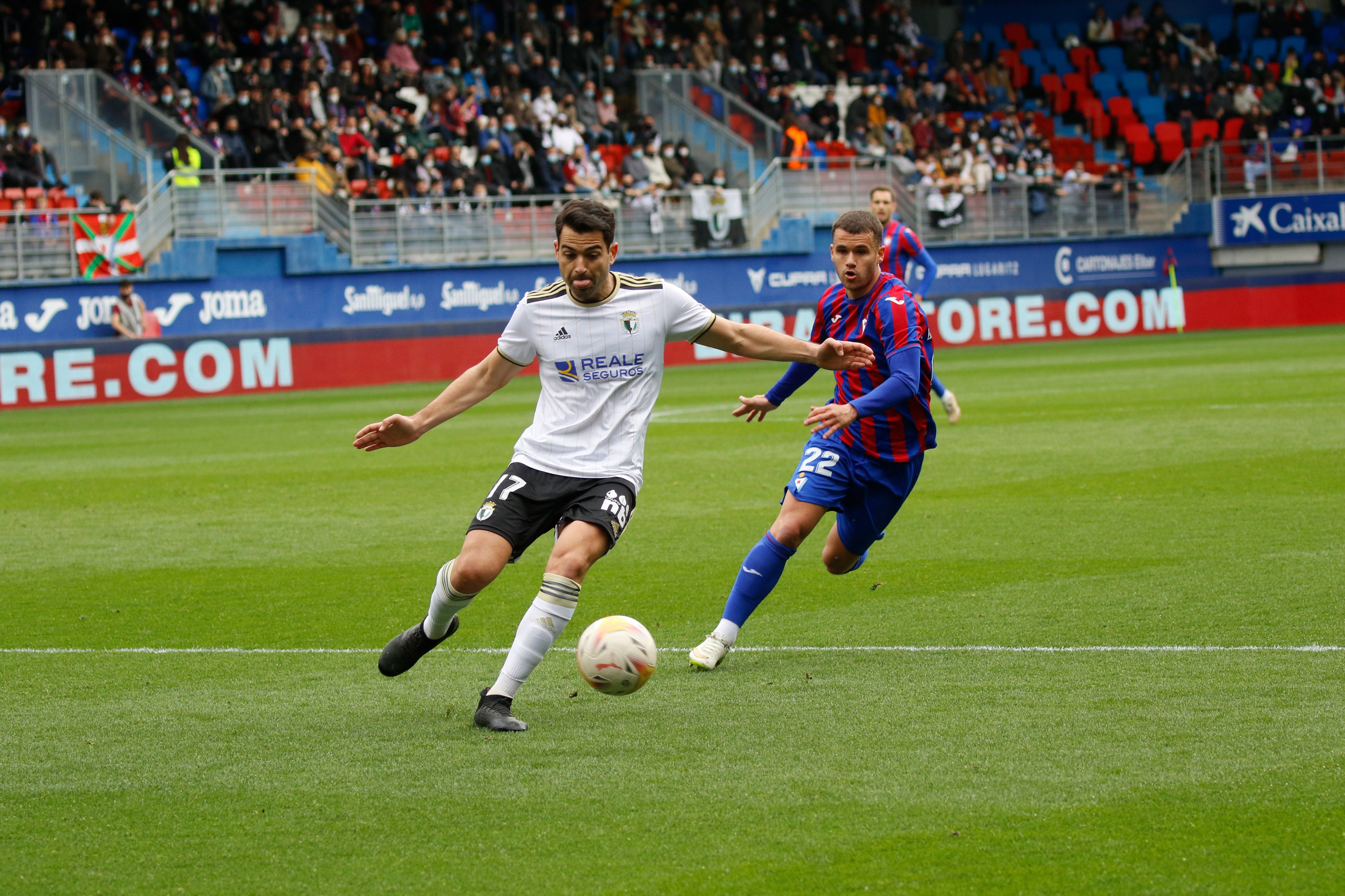 Los jugadores del Burgos saludan a la afición desplazada a Ipurua.