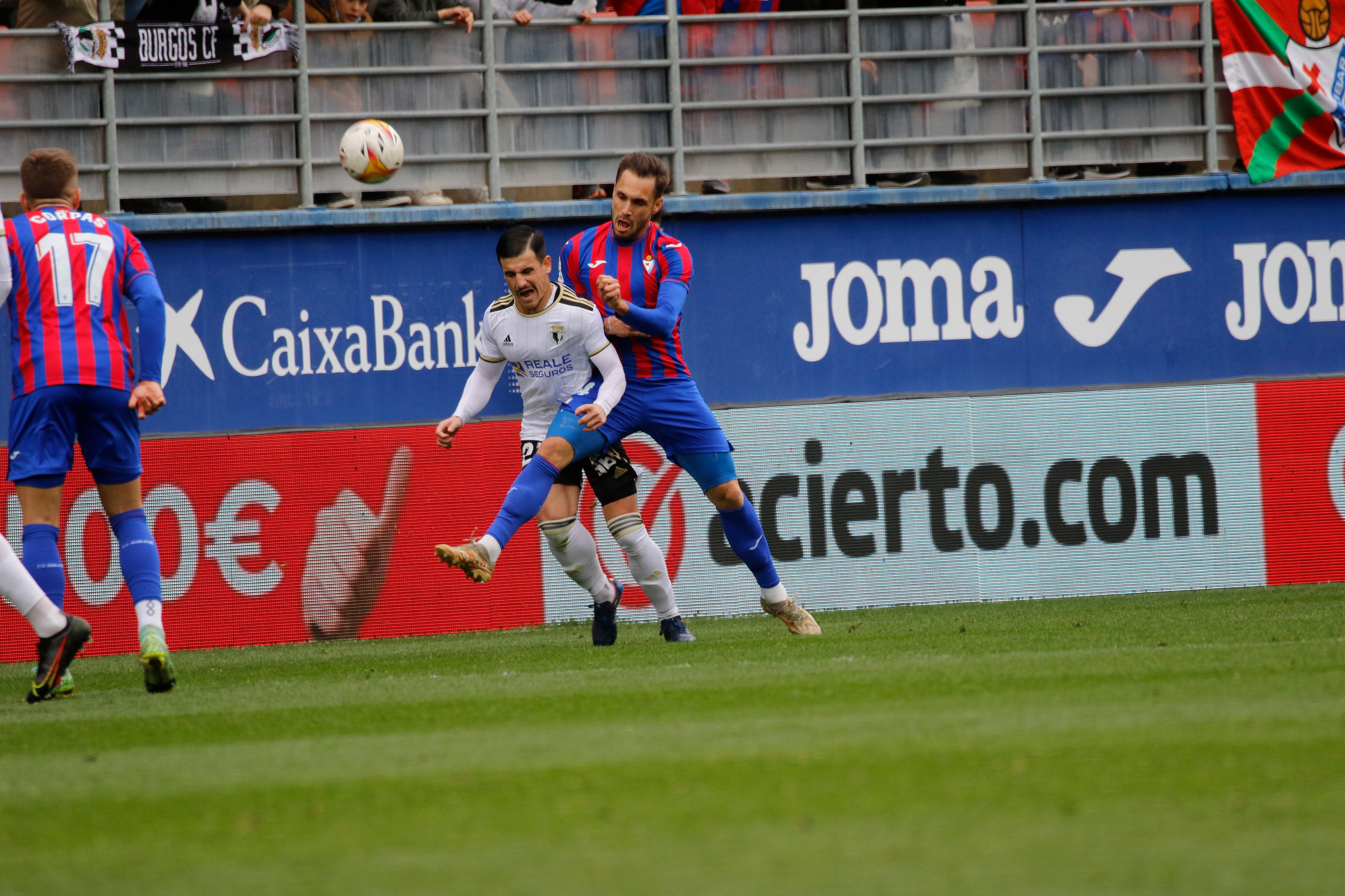 Los jugadores del Burgos saludan a la afición desplazada a Ipurua.