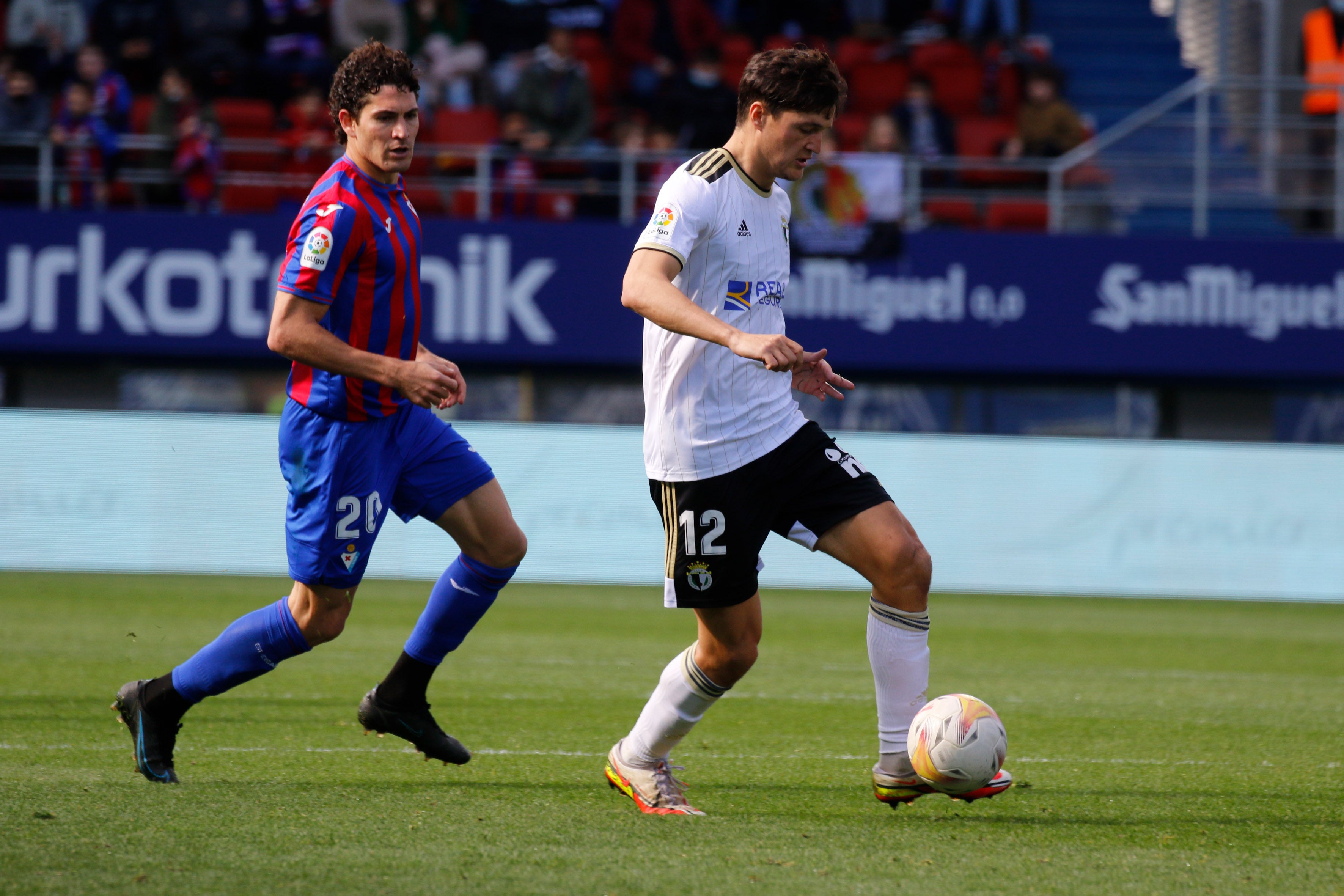 Los jugadores del Burgos saludan a la afición desplazada a Ipurua.