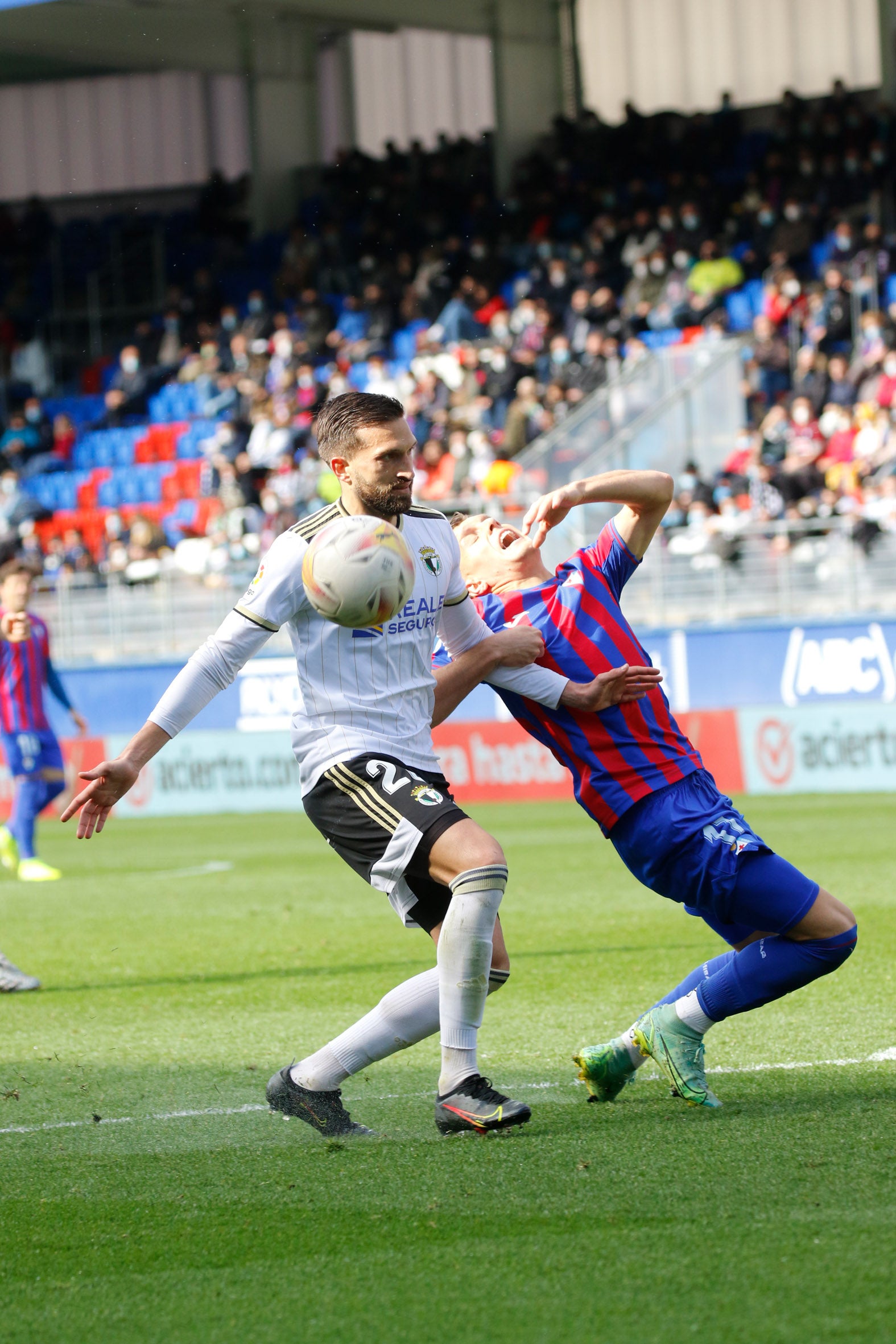 Los jugadores del Burgos saludan a la afición desplazada a Ipurua.