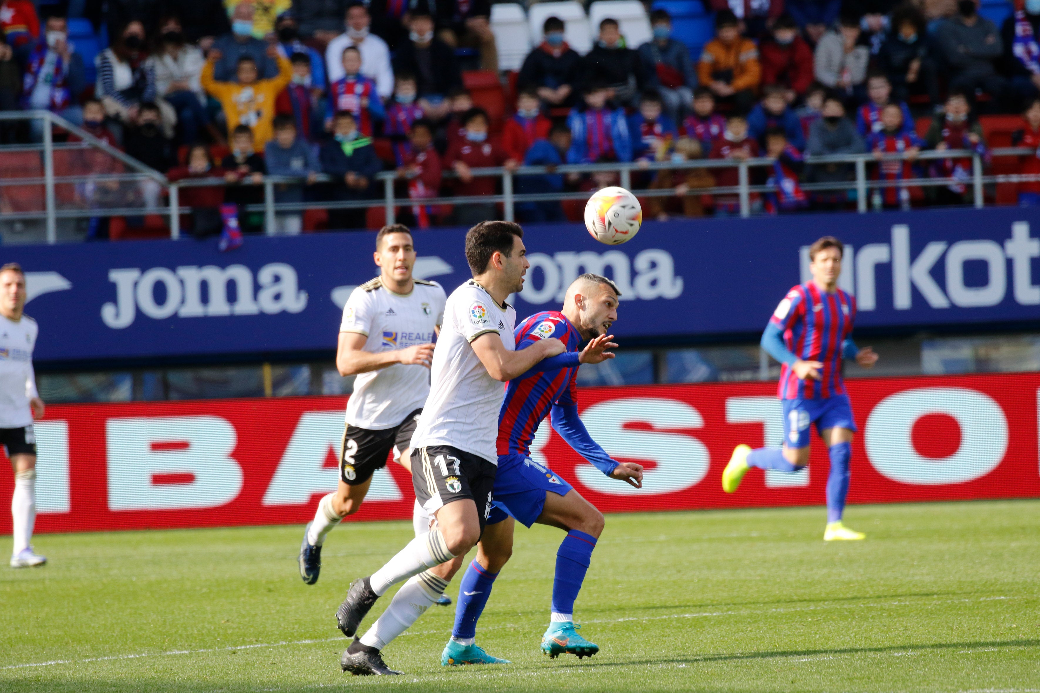 Los jugadores del Burgos saludan a la afición desplazada a Ipurua.