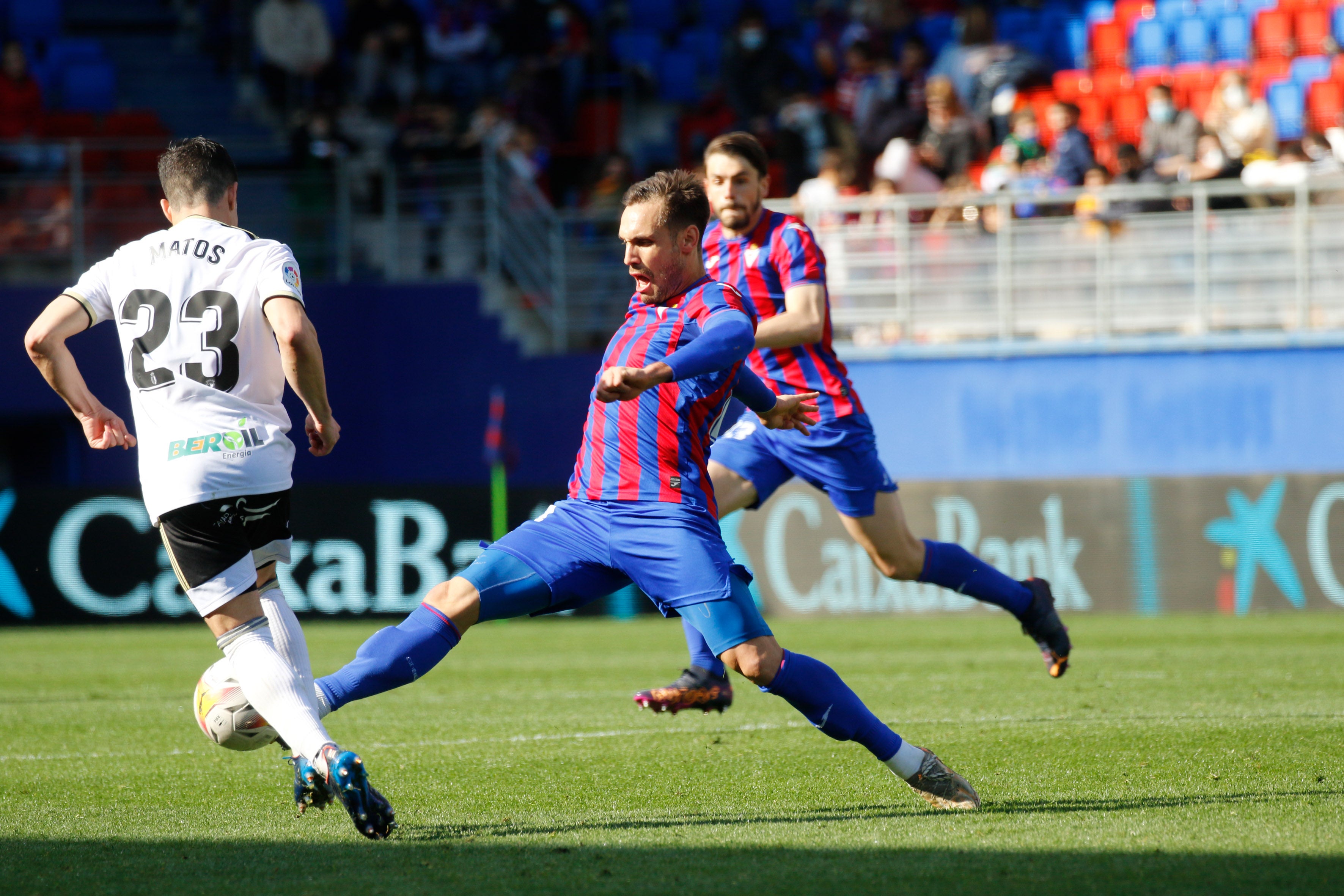 Los jugadores del Burgos saludan a la afición desplazada a Ipurua.