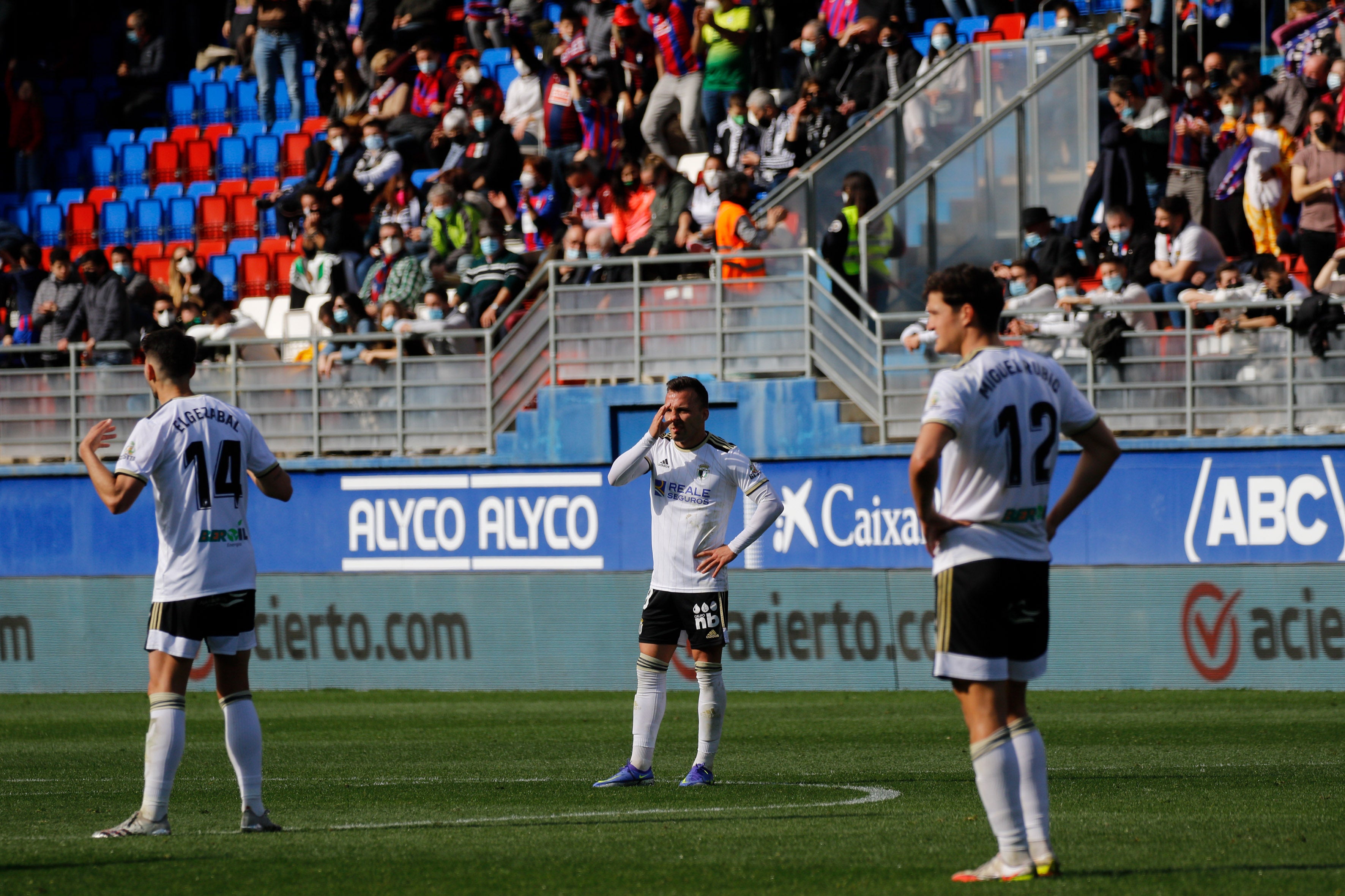 Los jugadores del Burgos saludan a la afición desplazada a Ipurua.