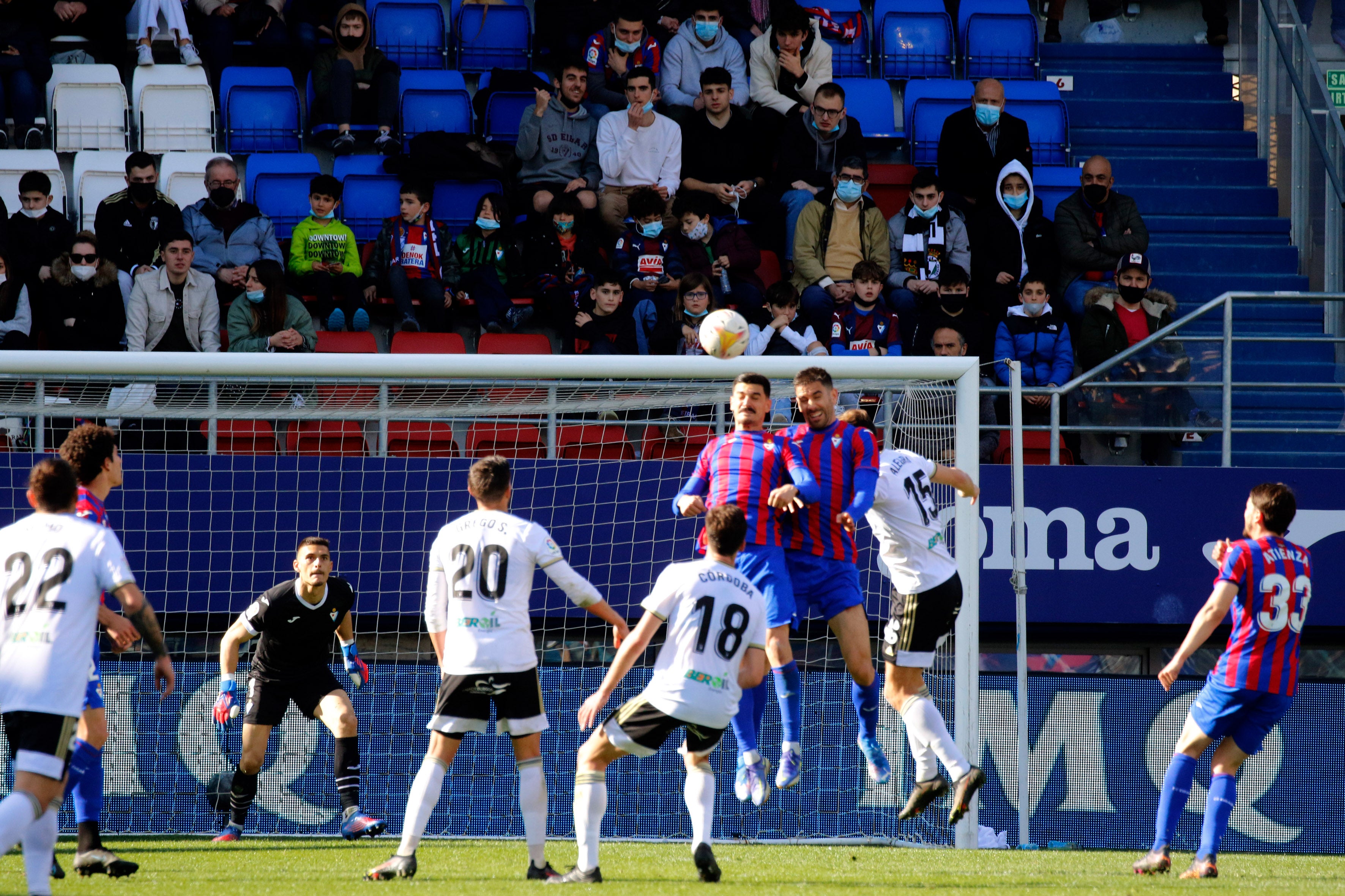 Los jugadores del Burgos saludan a la afición desplazada a Ipurua.