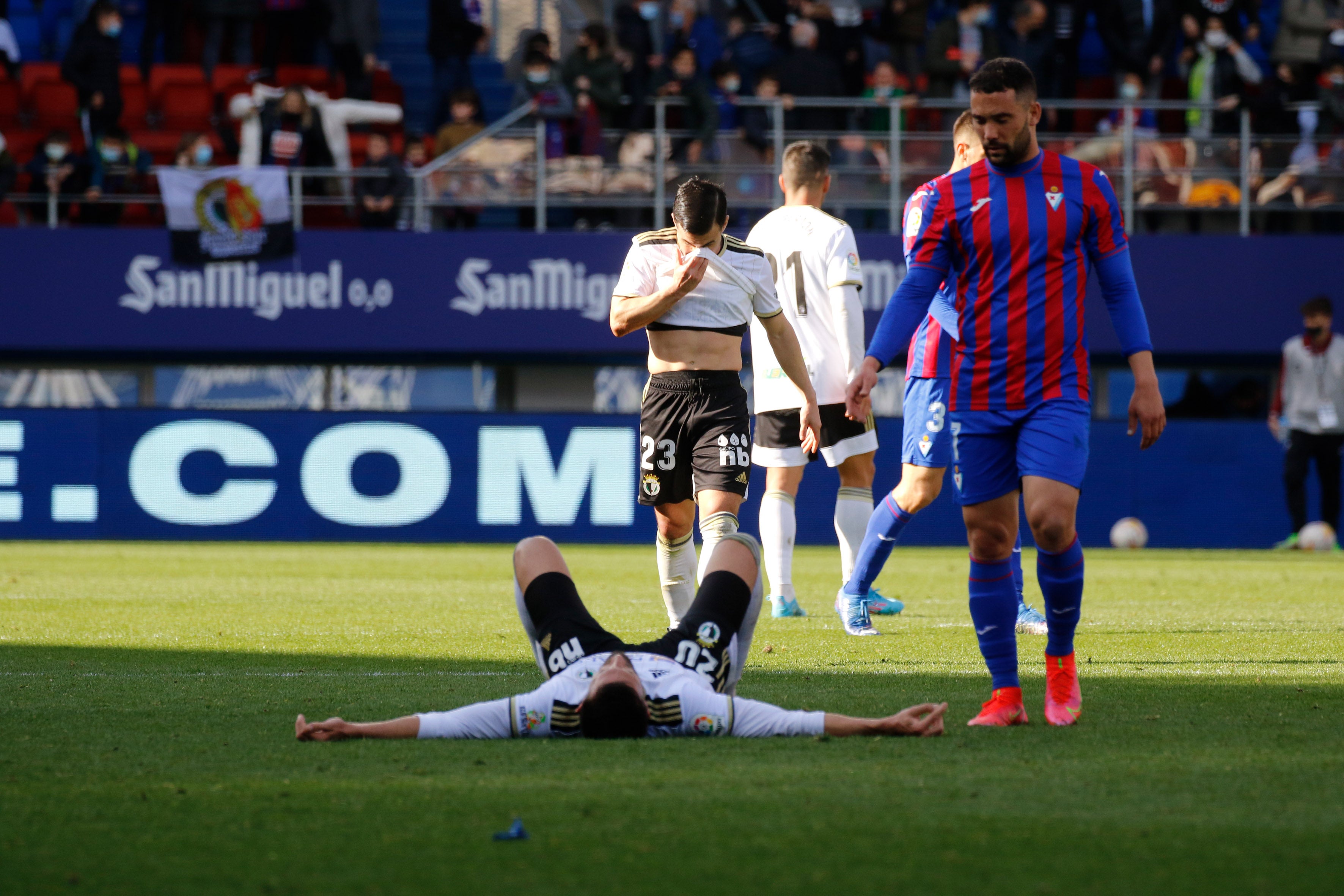 Los jugadores del Burgos saludan a la afición desplazada a Ipurua.