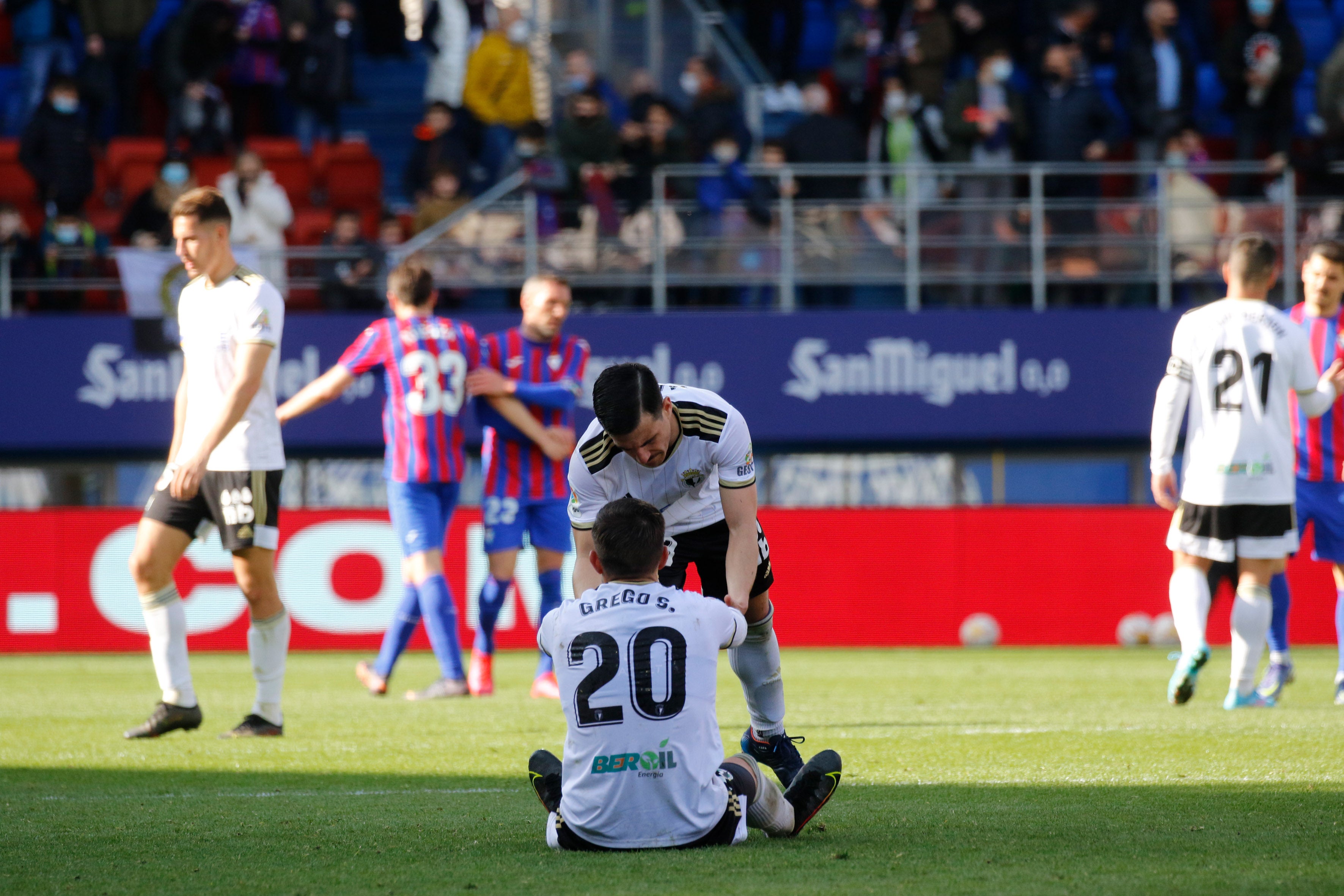 Los jugadores del Burgos saludan a la afición desplazada a Ipurua.