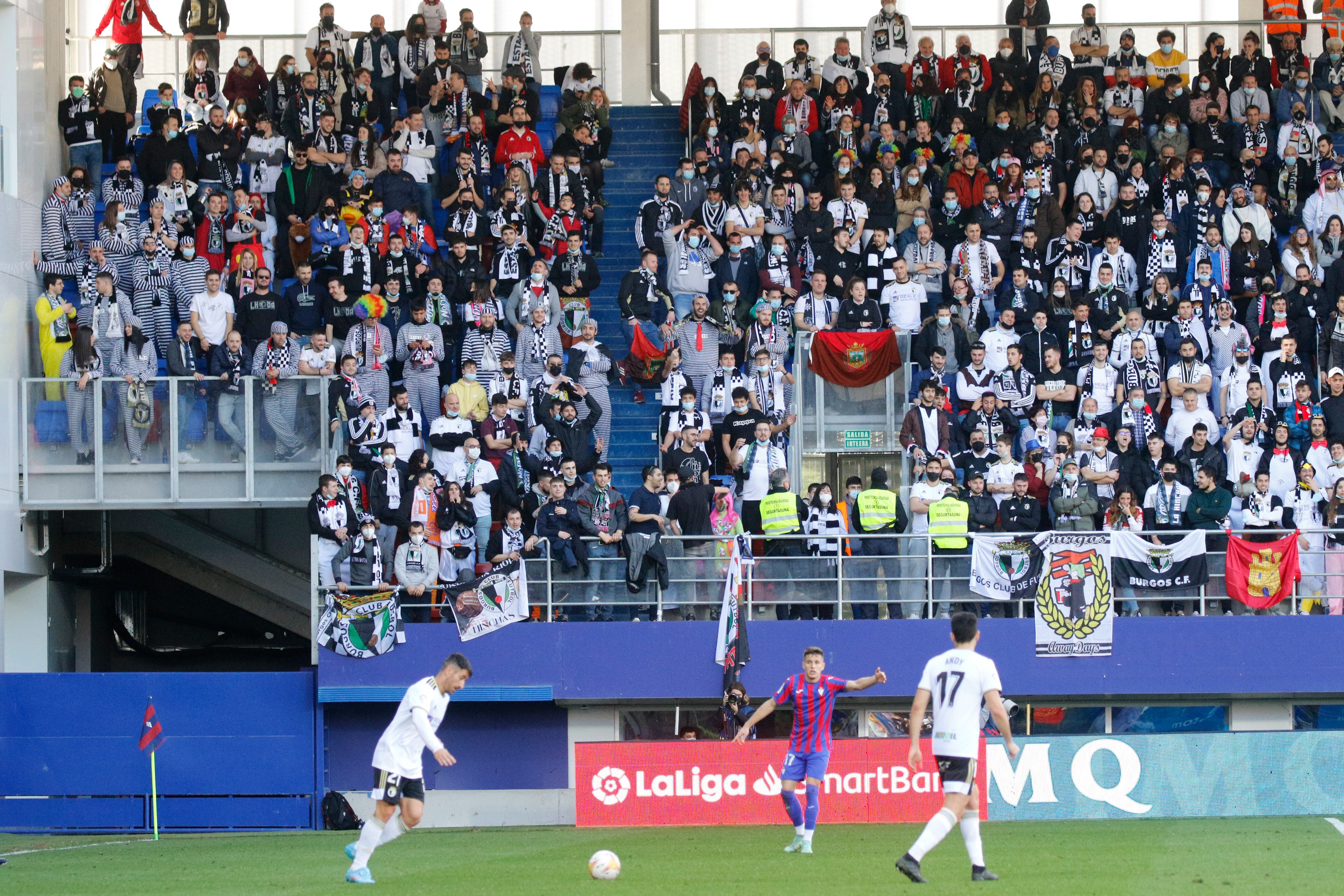 Los jugadores del Burgos saludan a la afición desplazada a Ipurua.