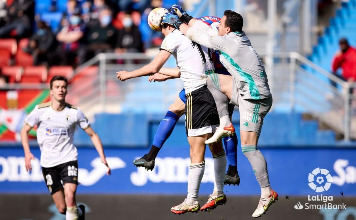 Alfonso Herrero en la salida que costó el segundo gol del Eibar.