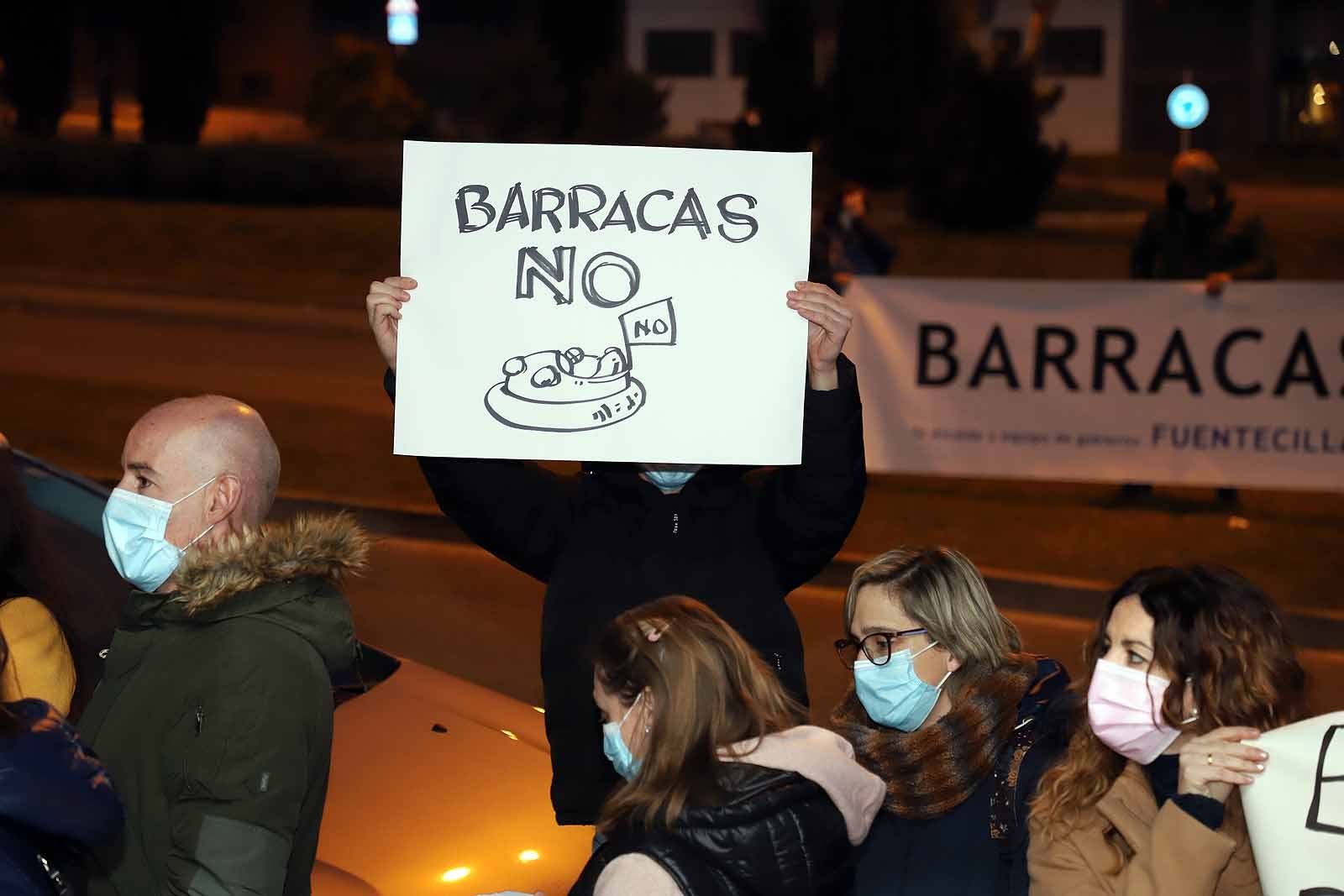 Los vecinos se han concentrado en la entrada de la iglesia donde se ha llevado a cabo la reunión.