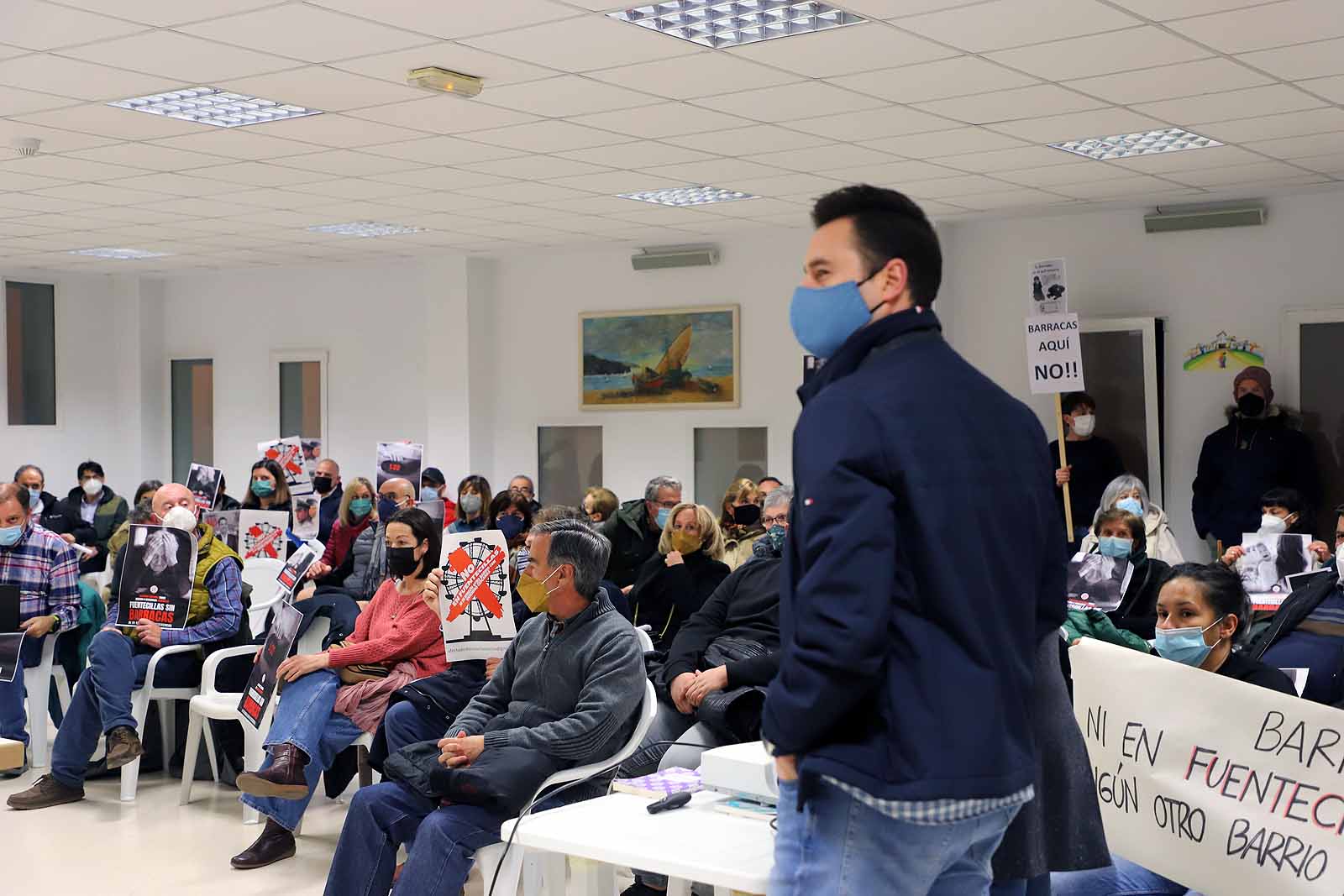 Los vecinos se han concentrado en la entrada de la iglesia donde se ha llevado a cabo la reunión.