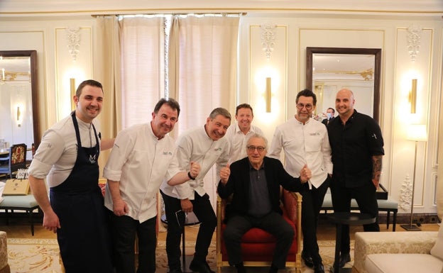 Robert de Niro, sentado, rodeado de los chefs Martín Berasategui, Joan Roca, Carles Tejedor y Quique Dacosta (de izq. a der.), y sus ayudantes Donato Russo y Francisco Valiente (en los extremos).