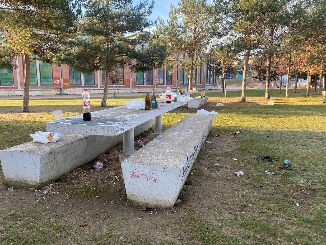 Fotos: Los restos del botellón en el parque de El Hangar