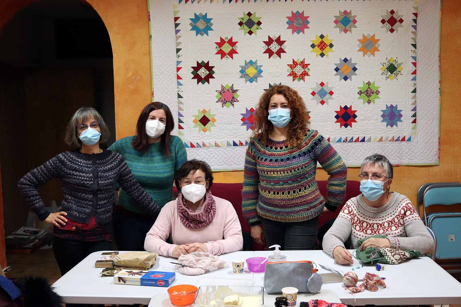 Un grupo de tejedoras se reúne para tejer juntas y disfrutar de afición.