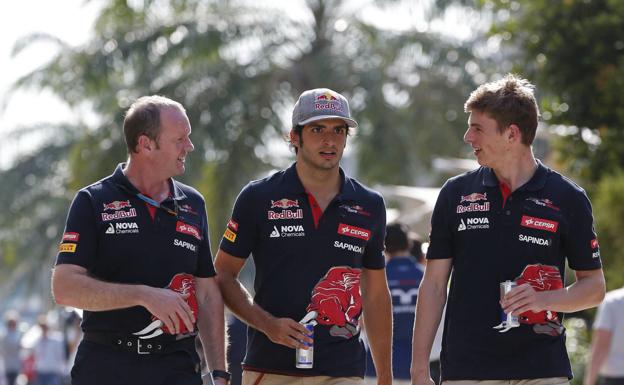 Carlos Sainz y Max Verstappen caminan por el 'paddock' en el circuito de Sepang en 2015.