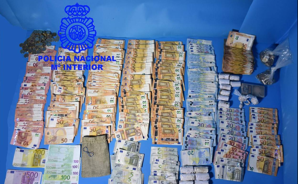 Se han intervenido dinero y drogas.