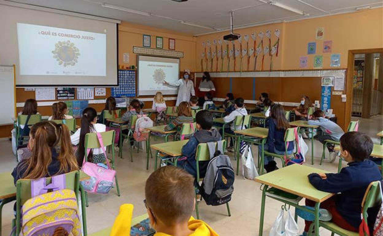 Talleres de Comercio Justo con alumnos de 2º EPO del CEIP Miguel Delibes.