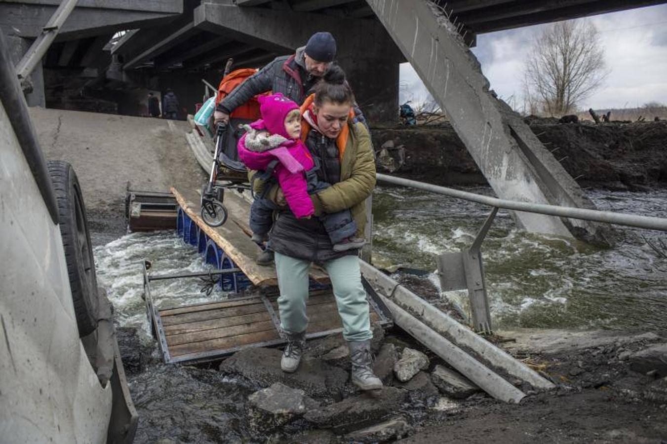 Personas tratan de salir de Irpín por el corredor humanitario.