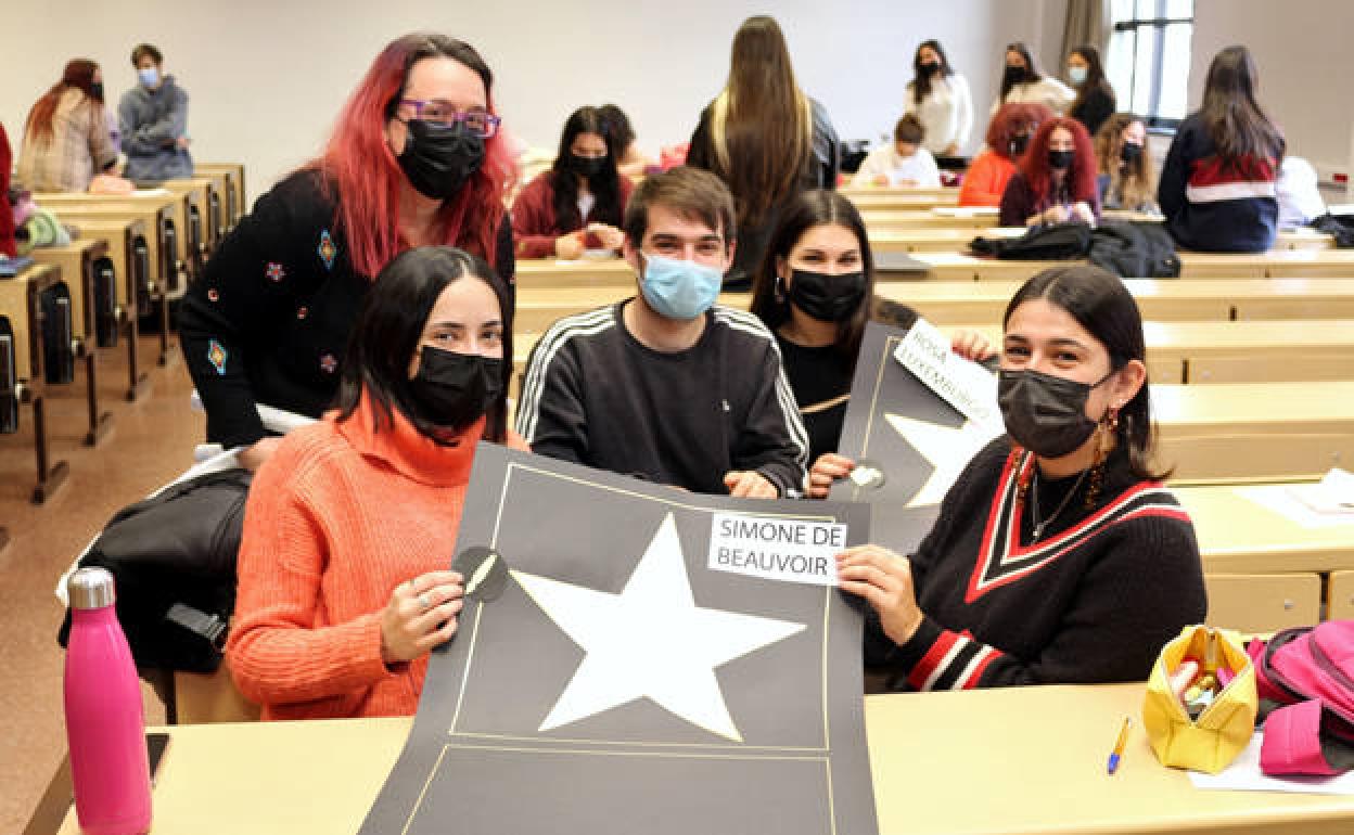 Alumnos con la estrella de Simone de Beauvoir. 