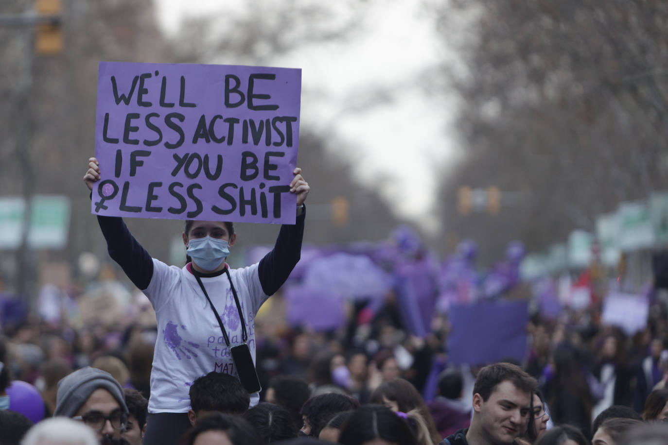 La marcha de Barcelona se ha convocado bajo el lema "Contra las precariedades, las fronteras y las violencias, las feministas estamos aquí"