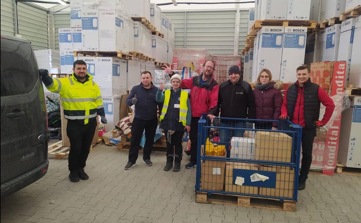 Voluntarios junto a algunas cajas del cuarto envío de ayuda humanitaria para Ucrania realizado desde Burgos