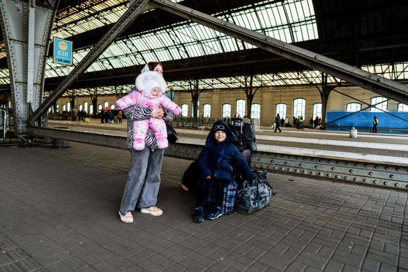 Una mujer con sus hijos espera en una estación de tren en Lviv mientras intentan huir del país.