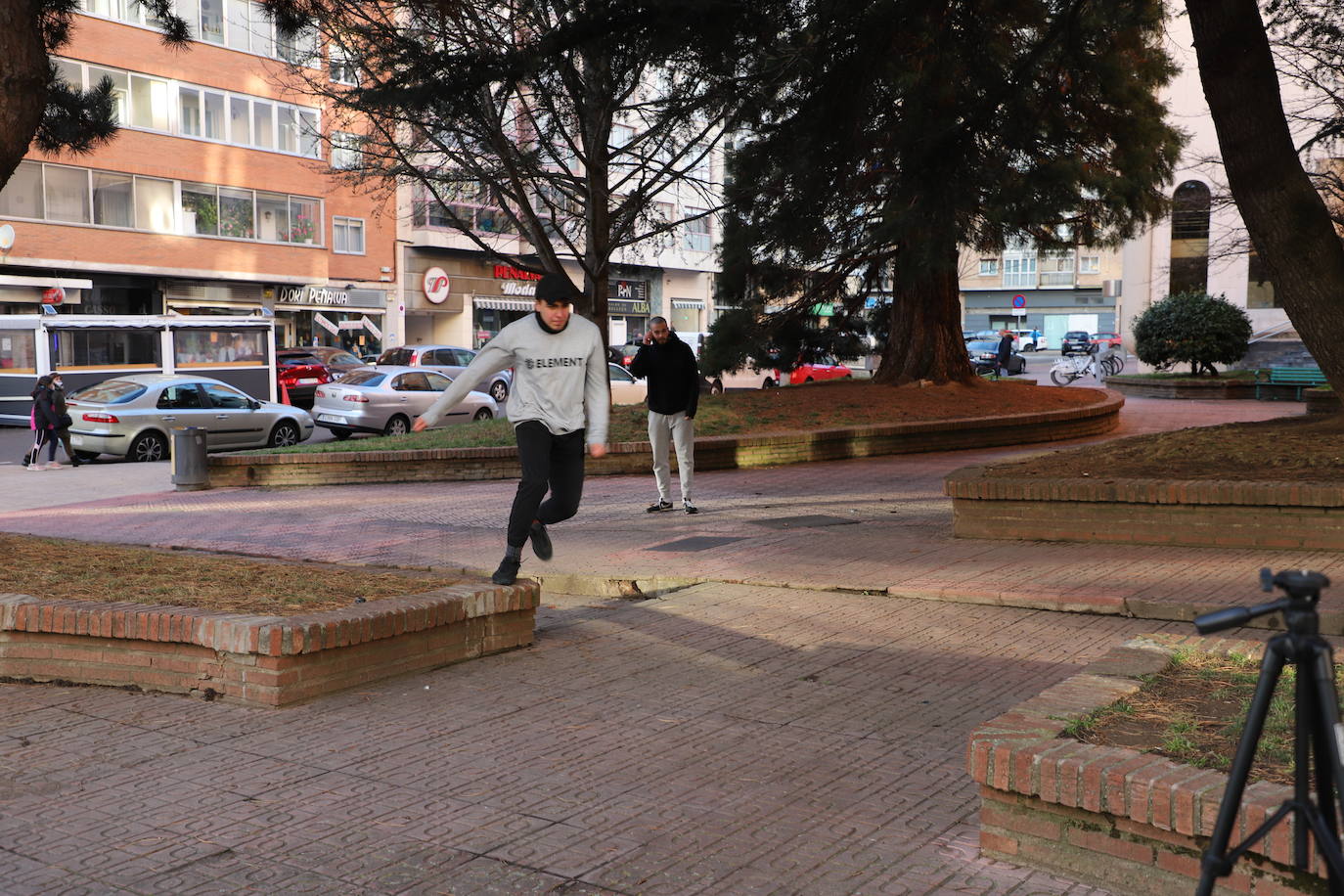 Miembros de la comunidad parkour de Burgos practican en las cercanías de la Casa de Cultura del barrio de Gamonal