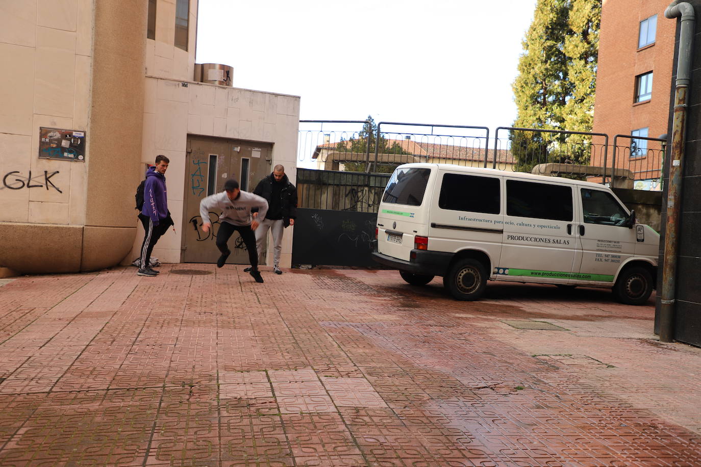 Miembros de la comunidad parkour de Burgos practican en las cercanías de la Casa de Cultura del barrio de Gamonal