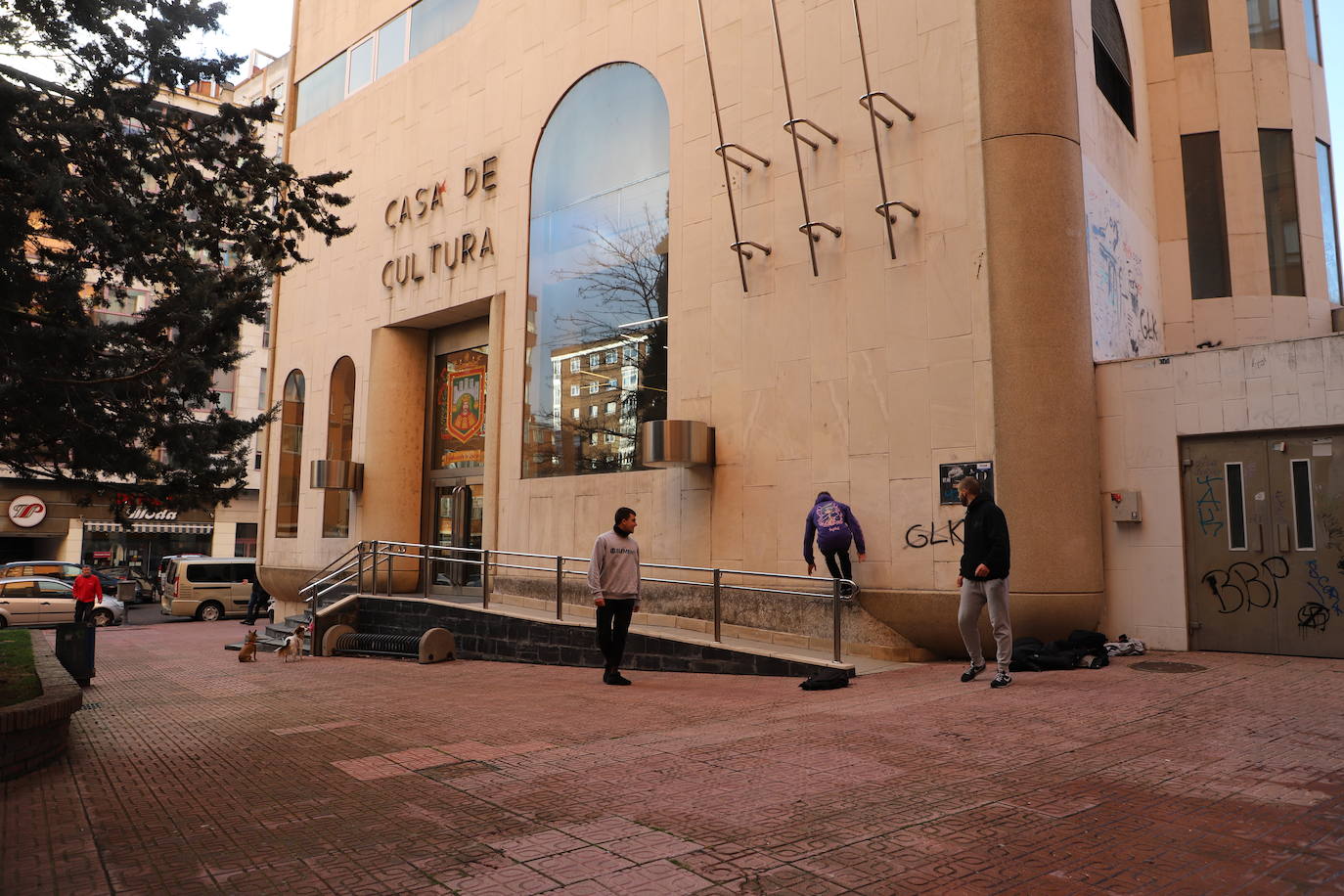 Miembros de la comunidad parkour de Burgos practican en las cercanías de la Casa de Cultura del barrio de Gamonal