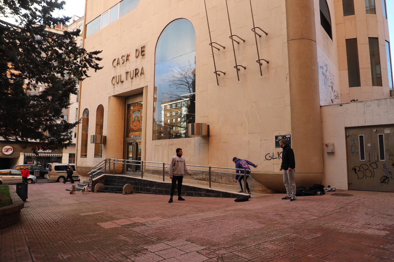 Miembros de la comunidad parkour de Burgos practican en las cercanías de la Casa de Cultura del barrio de Gamonal