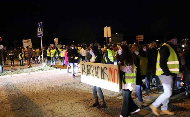 decenas de vecinos se han sumado a la protesta. 