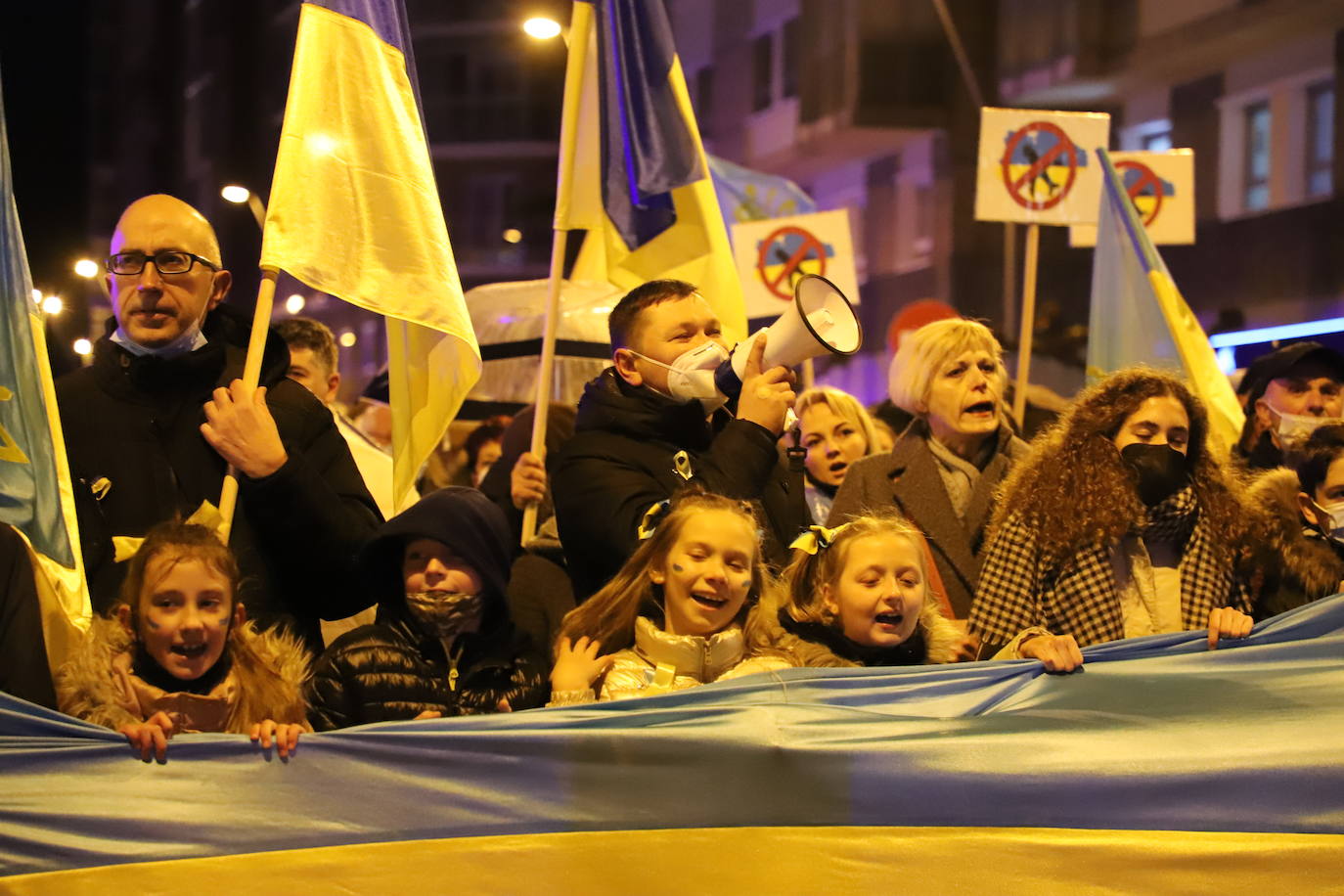 La comunidad ucraniana y los burgaleses, unidos en la manifestación por la paz en las calles de Burgos