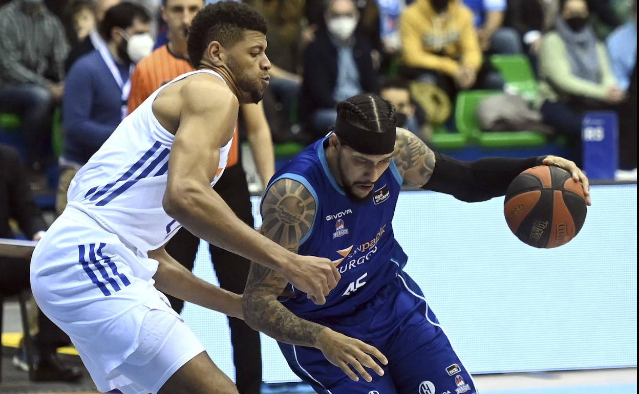 Julian Gamble intenta zafarse de la defensa de Edy Tavares