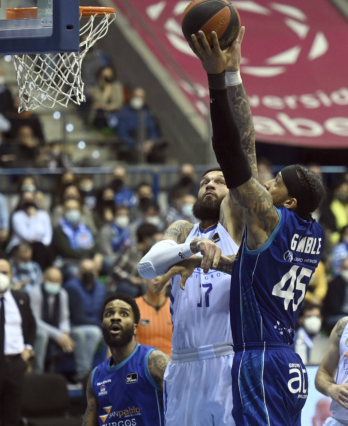 Imágenes del partido entre el Hereda San Pablo Burgos y el Real Madrid disputado en el Coliseum