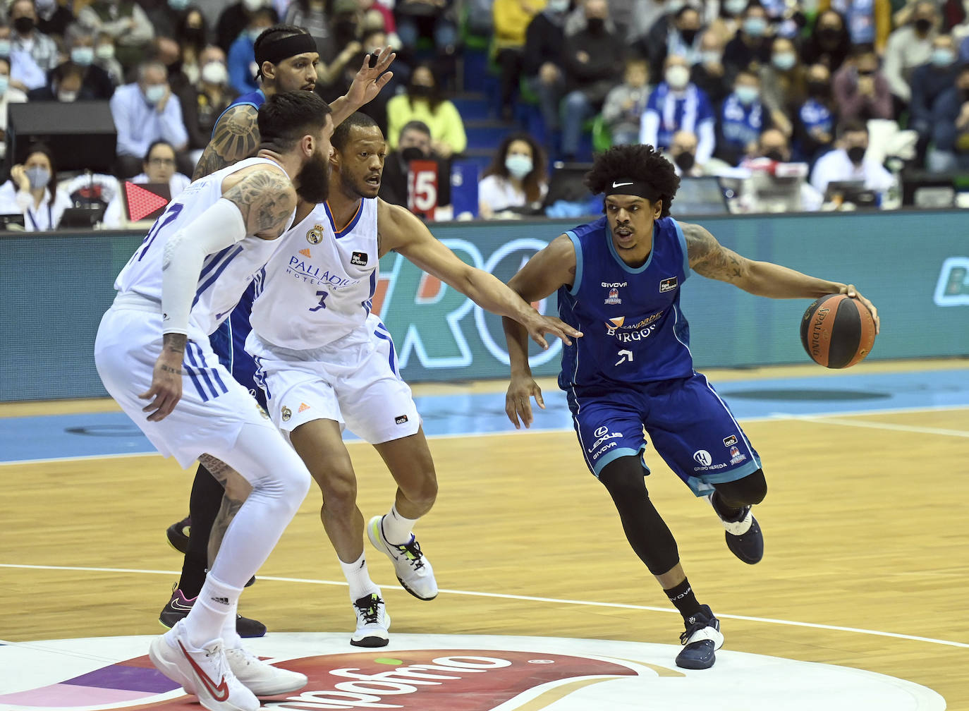 Imágenes del partido entre el Hereda San Pablo Burgos y el Real Madrid disputado en el Coliseum