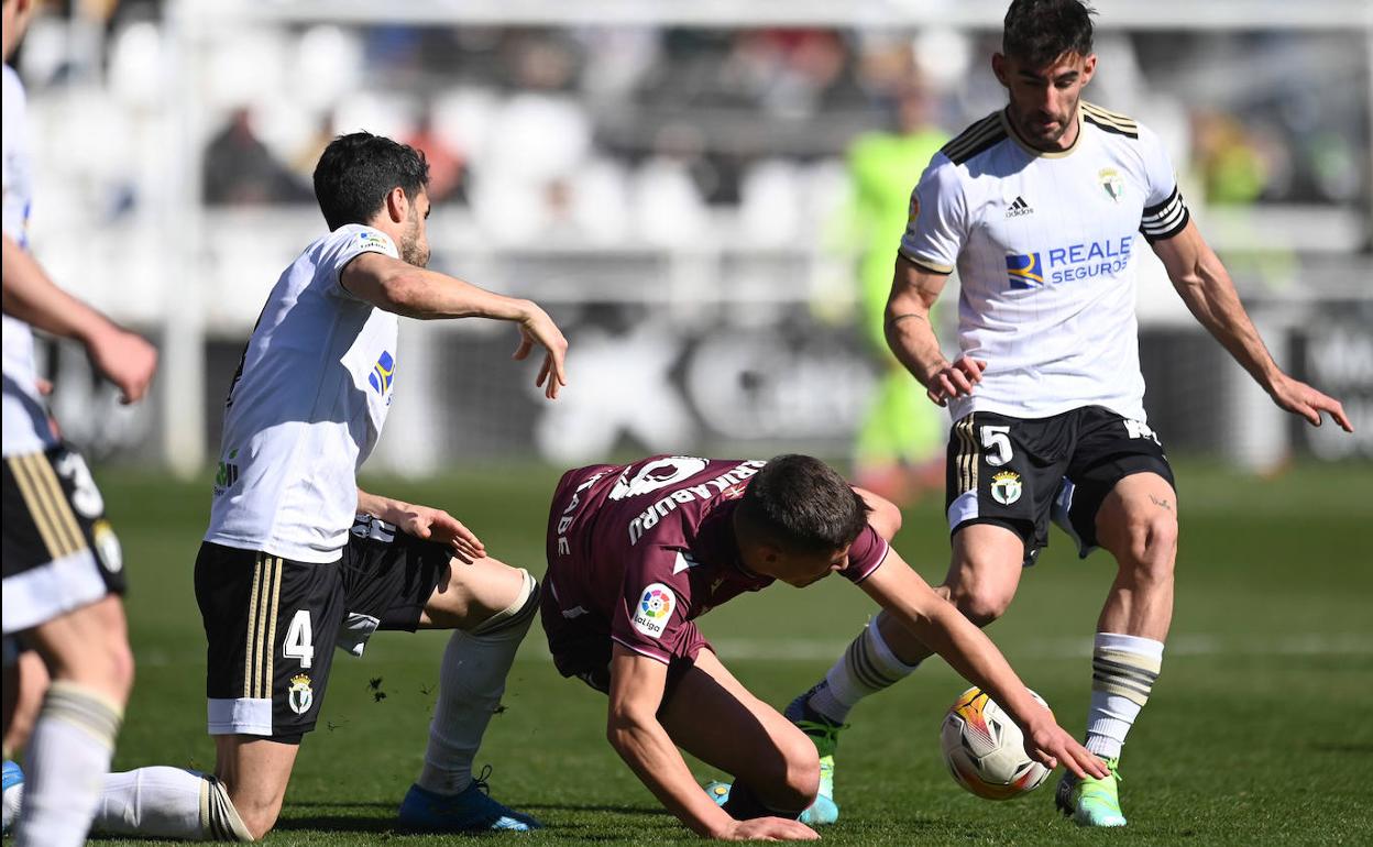 El ariete del Sanse, Jon Karrikaburr, pierde el balón y cae ante la defensa burgalesa