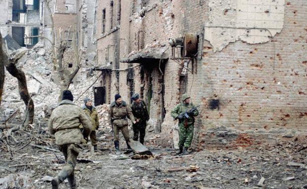 Soldados rusos intentan protegerse de francotiradores chechenos durante su incursión en la ciudad de Grozny.