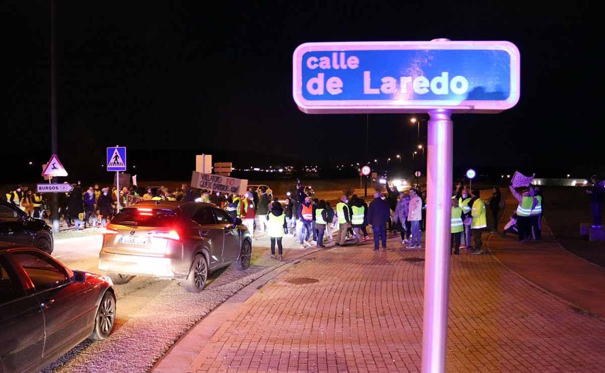 Los vecinos de Villatoro protestaron en la calle Laredo, donde se instalarán finalmente las barracas. 