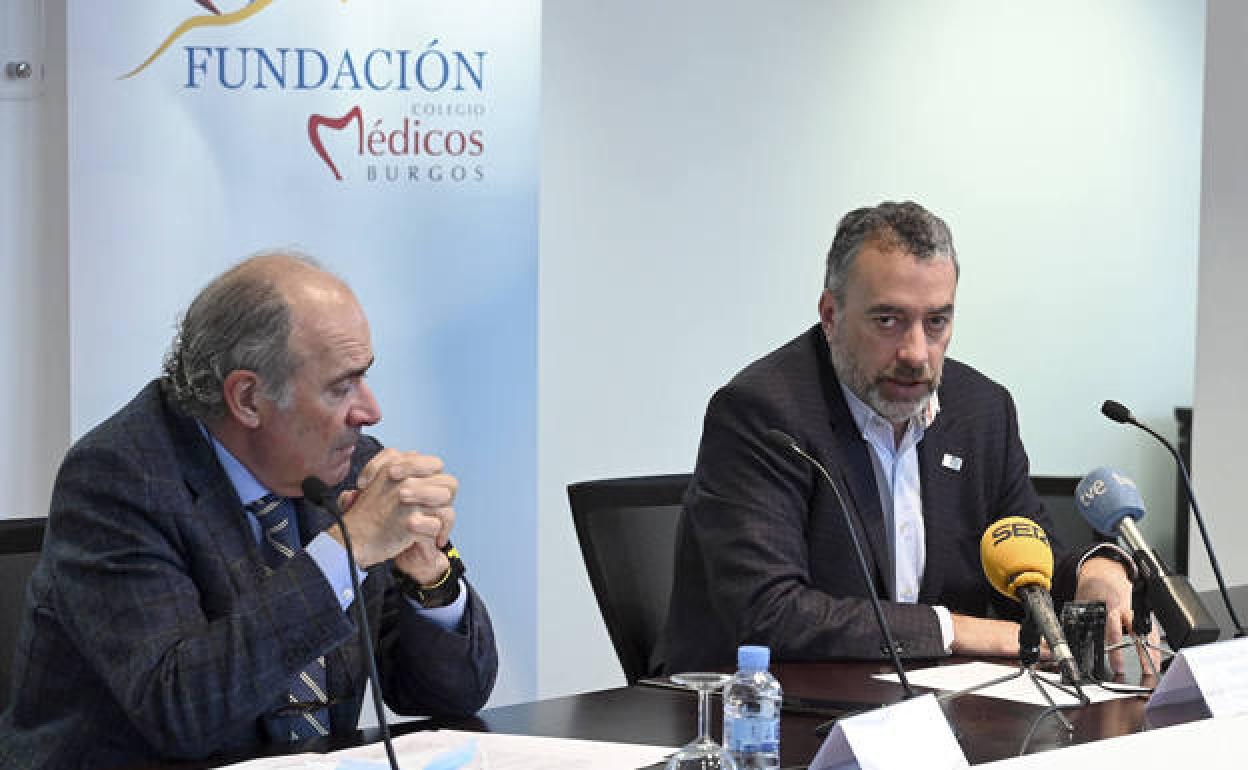 Joaquín Fernández de Valderrama, presidente de la Fundación Científica del Colegio de Médicos de Burgos (dcha.), acompañado por el vicepresidente de la misma, José Herrero. 