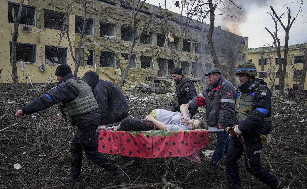 Traslado de una mujer embarazada herida en los bombardeos con los que el Ejército ruso machaca desde hace días Mariúpol.