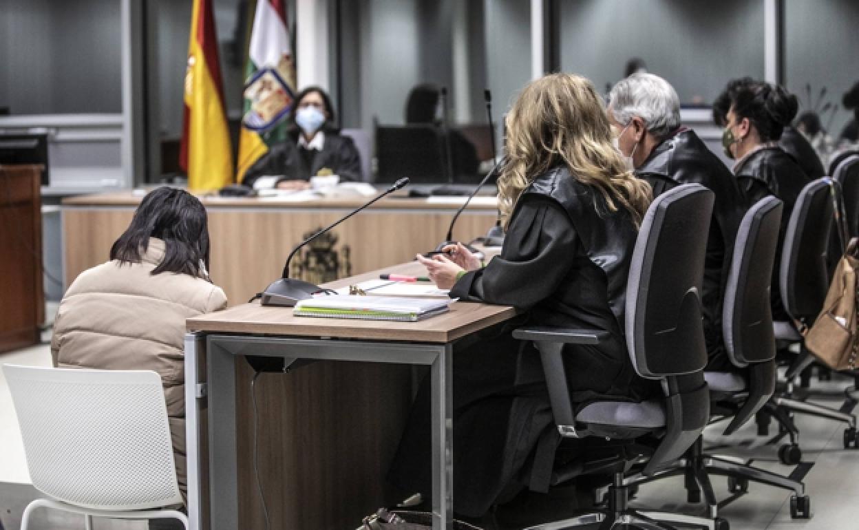 La acusada, ante el tribunal de la Audiencia Provincial en Logroño.