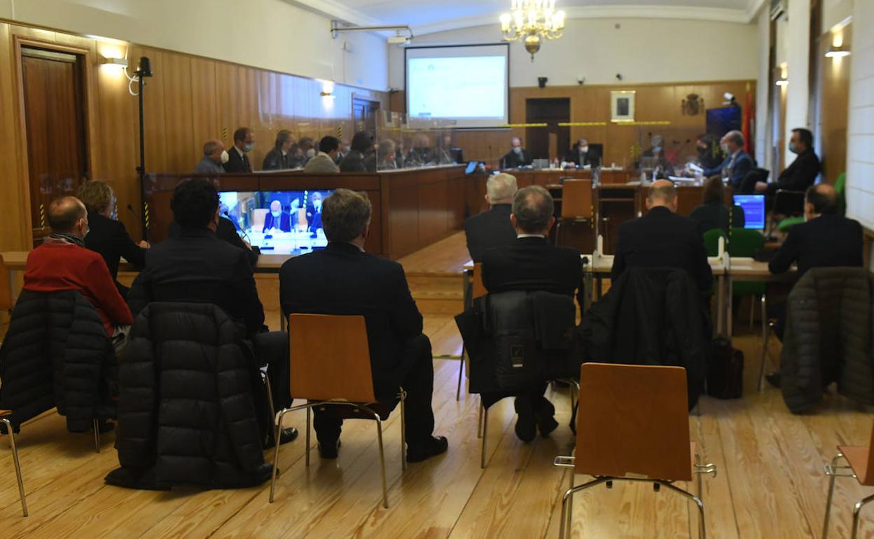 Los acusados y sus letrados en la jornada previa, ocupan sus puestos en la sala de vistas. 