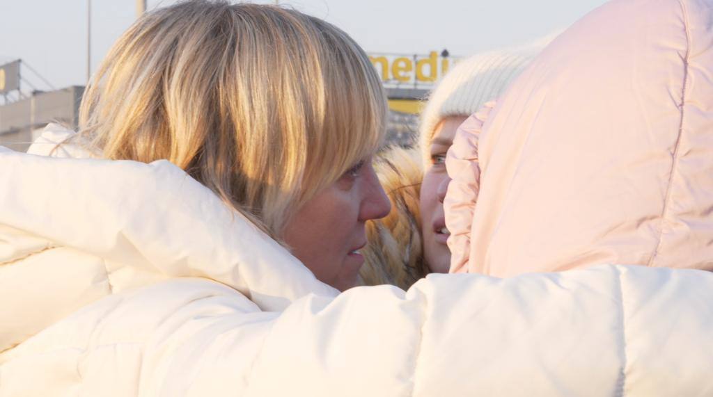 Imagen secundaria 1 - Imágenes de la expedición arandina en el trayecto de vuelta con las personas refugiadas desde Ucrania.