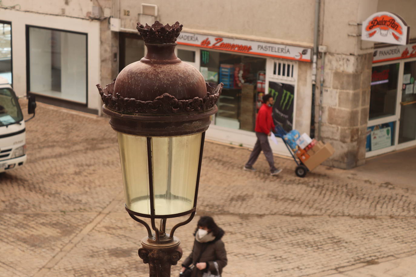 Los tonos ocres de la calima han cubierto numerosos rincones del centro de Burgos