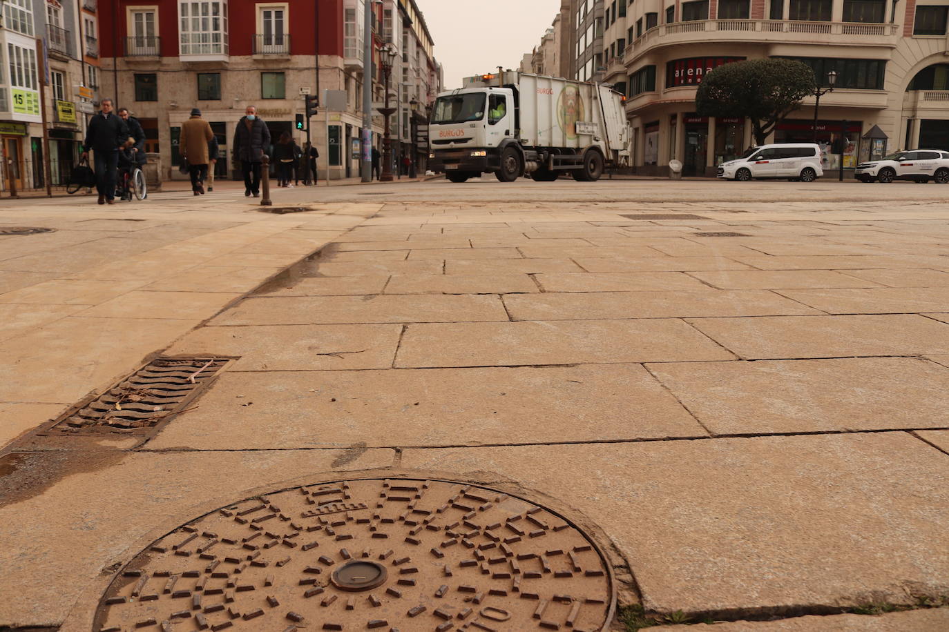 Los tonos ocres de la calima han cubierto numerosos rincones del centro de Burgos