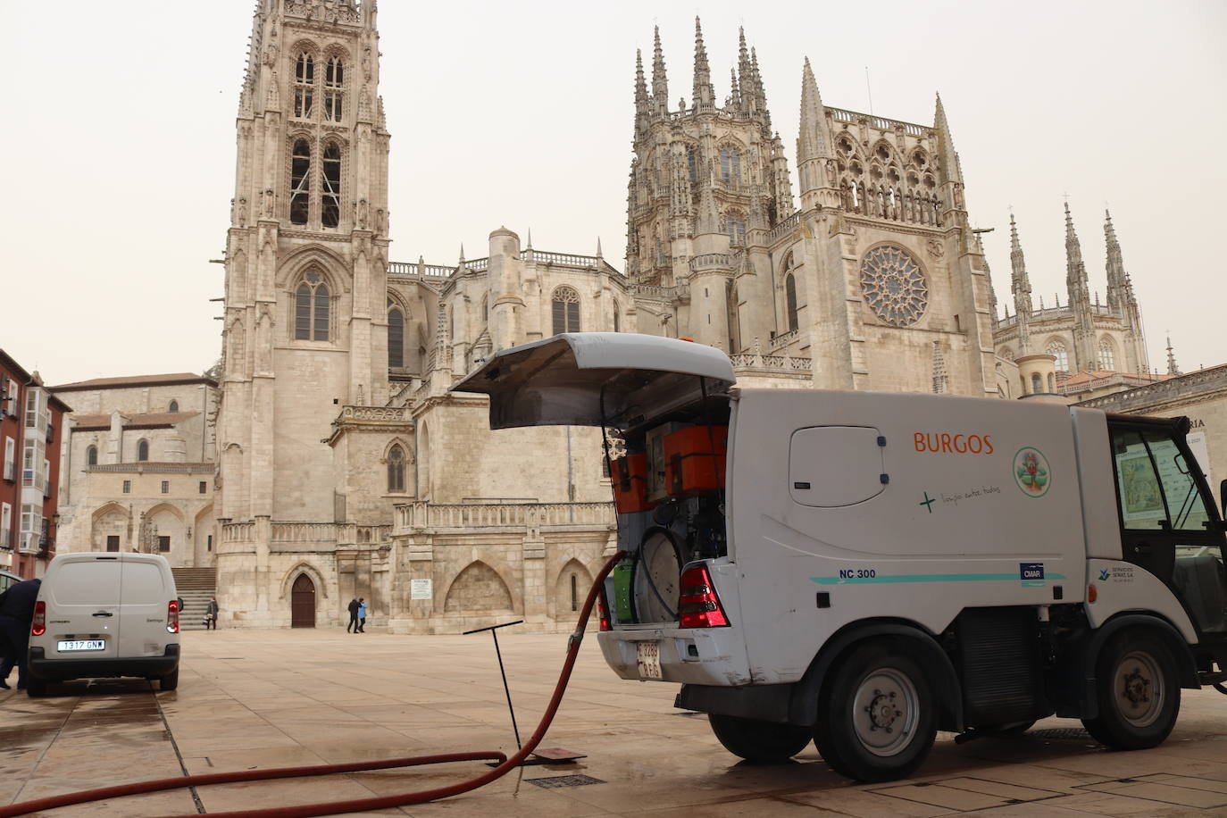 Los tonos ocres de la calima han cubierto numerosos rincones del centro de Burgos