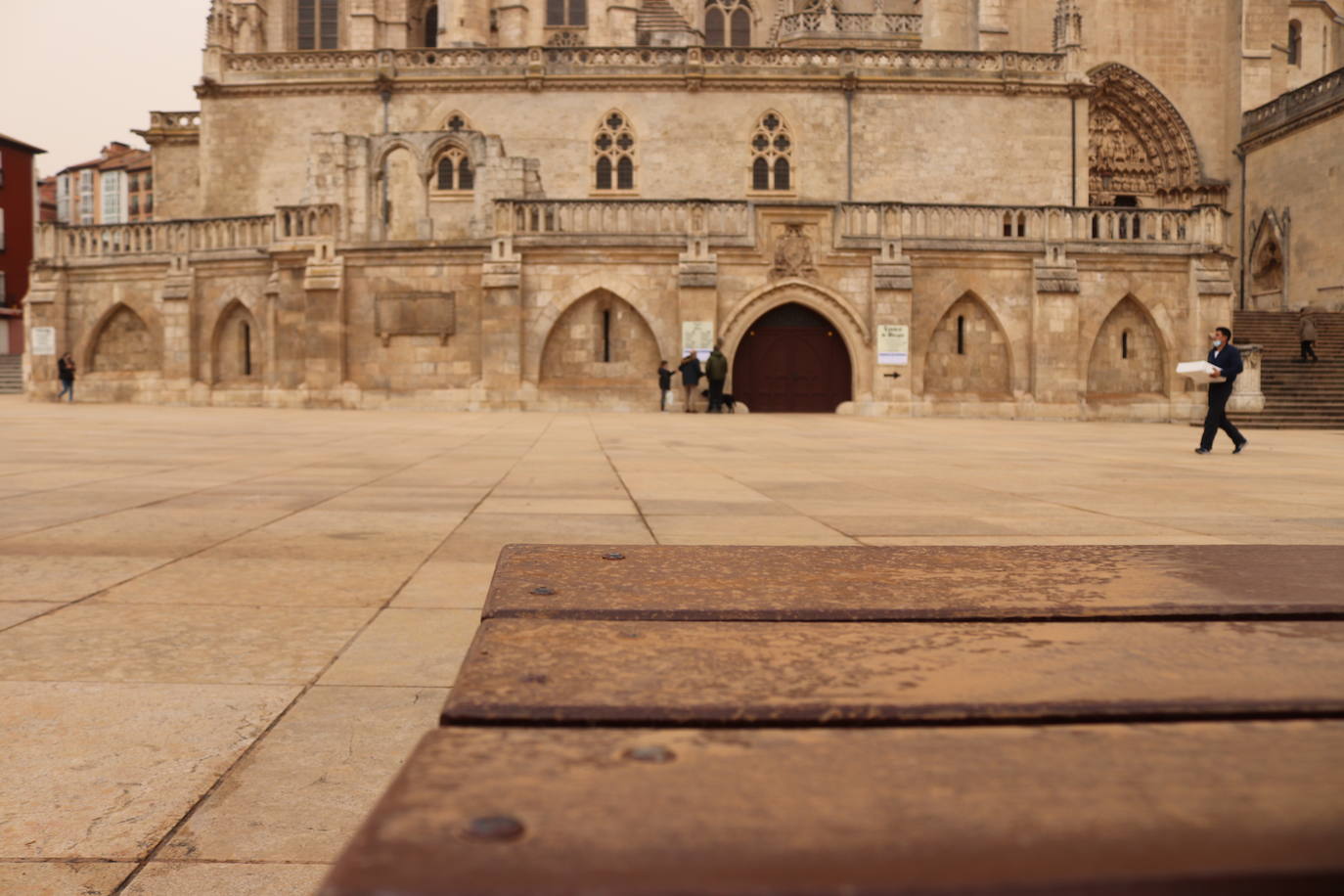 Los tonos ocres de la calima han cubierto numerosos rincones del centro de Burgos